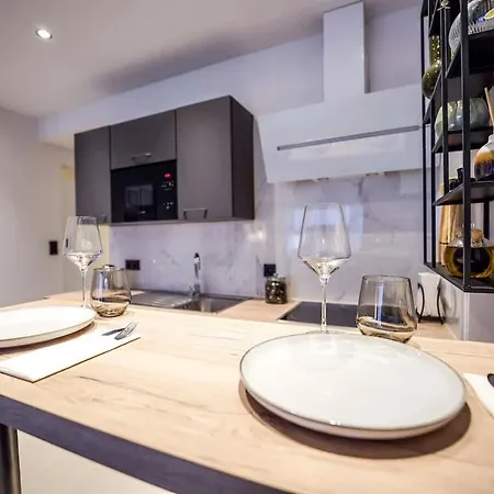 Lovely And Charming In The Heart Of - Total Comfort *