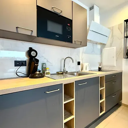 Lovely And Charming In The Heart Of - Total Comfort *